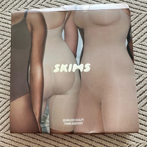 SKIMS Seamless Sculpt Thong Bodysuit. Color Bronze - Picture 4 of 7